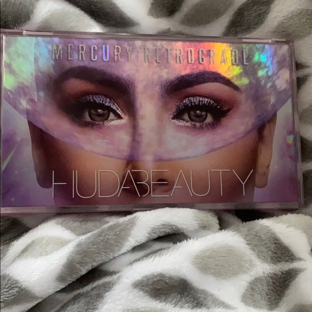 HUDA BEAUTY MERCURY RETROGRADE eyeshadow palette